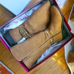 New in box girls SO boots